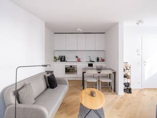 <strong>Centrum Gent – Gerenoveerde studio nabij het Sint-Annaplein</strong><br /><br /><strong>Rustig gelegen studio</strong> op een centrale locatie, achterliggend aan de Keizer Karelstraat en op <strong>wandelafstand</strong> van de Zuid en het <strong>historische stadscentrum.</strong><br /><br />De <strong>kleinschalige residentie</strong> combineert een <strong>uitstekende ligging</strong> met een bijzonder aantrekkelijke kostenstructuur. Dankzij het beperkte aantal entiteiten is een <strong>vereenvoudigd beheer </strong>mogelijk, waardoor de maandelijkse lasten zeer laag blijven.<br /><br />Het gebouw werd in <strong>2023 totaal gerenoveerd</strong>, met bijzondere aandacht voor isolatie, energiezuinigheid en esthetiek. De studio is<strong> kwalitatief afgewerkt</strong> met onder meer parketvloeren en duurzame materialen. In combinatie met de voorziene <strong>zonnepanelen</strong> resulteert dit in een <strong>uitstekende A-labe.</strong><br /><br />De gelijkvloerse studio heeft een <strong>bruto vloeroppervlakte van ca. 43 m²</strong> en beschikt over een <strong>efficiënte indeling</strong> met <strong>optimaal ruimtegebruik.</strong><br /><br /><strong>Een interessante opportuniteit als investering, voor jonge professionals of ouders van studerende kinderen die op zoek zijn naar een instapklare eigendom op een centrale locatie in Gent.</strong>