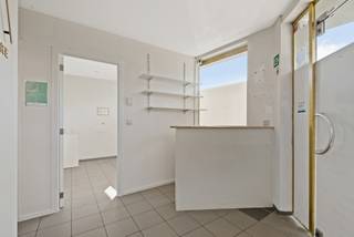 Zichtbaar, charmant en vol mogelijkheden – dit hoekhandelspand op een gezellig pleintje is een unieke kans voor wie ondernemen wil combineren...