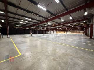Uitstekend gelegen bedrijfsgebouw met verschillende mogelijkheden, bestaande uit een ruime magazijnruimte van 2.500 m² en gelegen op zichtlocatie langs de E17. Het magazijn is uitgerust met een sectionale poort, laadkade, grote lichtstraten en warmeluchtblazers. Extra poorten of laadkades zijn bespreekbaar. Rond het gebouw bevindt zich een deels verhard terrein van maar liefst 3.000 m² met een zeer ruime parkeer- en manoeuvreerruimte. Afhankelijk van uw bedrijfsbehoeften zijn grotere of kleinere oppervlaktes beschikbaar, en er is tevens mogelijkheid tot het bijhuren van kantoorruimte. Bovendien is een flexibele huurtermijn bespreekbaar, waardoor deze locatie zich uitstekend leent voor zowel tijdelijke als langdurige huur. Onmiddellijk beschikbaar!<br /><br />Vlot bereikbare locatie op slechts 6 minuten van de op- en afrit 15 'Sint-Niklaas centrum' van de E17, met onmiddellijke verbinding naar de E34.<br /><br />Contacteer PANORAMA voor bijkomende inlichtingen of een vrijblijvend plaatsbezoek via 09 225 09 09.