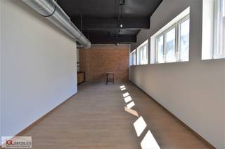 Espace bureau spacieux et lumineux de 81m² situé au 2ième étage dans un immeuble récent avec ascenseur et bien sécurisé (vidéosurveillance)...