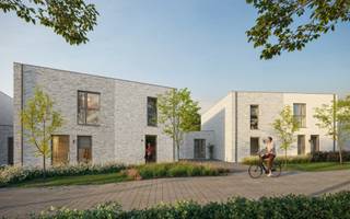Danneels bouwt deze halfopen bebouwing in moderne stijl op een mooi perceel  in onze groene nieuwe woonbuurt in Heist-op-den-Berg.<br /><br />Deze woning is zeer functioneel ingedeeld. Woonkamer, eethoek én eilandkeuken vormen een mooi geheel. Er is een optimale verbinding met de tuin en het terras. Grote raampartijen zorgen voor een aangename en lichtrijke leefruimte. Op de verdieping hebben we 3 mooie slaapkamers, een nachttoilet, berging en een ingerichte badkamer.<br /><br />Danneels realiseert deze woning sleutel-op-de-deur met een vaste totaalprijs en oplevertermijn. Jouw keuken- en badkamerinrichting en de vloer- en wandtegels kies je zelf uit in de toonzalen van onze partners.<br /><br />Een geothermische warmtepomp, vloerverwarming, zonnepanelen en een ventilatiesysteem met warmterecuperatie maken jouw nieuwe thuis bijzonder energiezuinig.