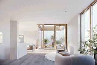 Charles est un projet immobilier de petite envergure et de grande qualité comprenant trois logements haut de gamme situés dans la Verlatstraat, en plein cœur du quartier animé d'Anvers-Sud.<br /><br />Le bâtiment respire la classe et tend vers le style art déco. Il fait un clin d'œil ludique aux majestueuses maisons de maître qui caractérisent ce quartier. Celles-ci ont été une source d'inspiration pour les architectes de CAAN. Cela se traduit par la corniche accentuée du bâtiment, un rez-de-chaussée surélevé et la baie vitrée qui confèrent à l'ensemble un cachet et un charme supplémentaires.<br />Les premier et deuxième étages abritent chacun un appartement spacieux et lumineux avec deux chambres et deux salles de bains. La cerise sur le gâteau est le penthouse duplex unique qui couvre pas moins de 240 m². L'acheteur a son mot à dire dans la finition grâce à des postes budgétaires dans le cahier des charges. <br />Le rez-de-chaussée offre de la place pour un espace commercial et convient parfaitement à un immeuble de commerce. Le jardin d'agrément confère un caractère verdoyant au projet. <br />Les parkings souterrains augmentent le confort de vie. <br />