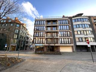 Gerenoveerd appartement in een verzorgd gebouw, vlakbij de Delhaize te Heist-aan-Zee. Gelegen aan de vernieuwde boulevard van Heist, met het...