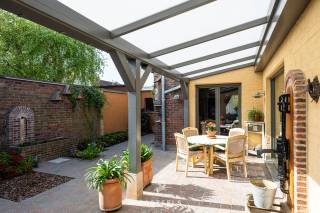 Op zoek naar een woning waar karakter, ruimte en mogelijkheden samenkomen? Deze eigendom combineert 3 slaapkamers, een gezellige patio, een...