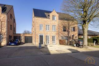 <p>Welkom in deze energiezuinige woning met uitstraling in Noorderwijk. Dit ruime pand beschikt over 5 slaapkamers, 230 m² woonoppervlak en situeert zich op een perceel van 448 m².<br /> </p><p>De open leefruimte is een echte parel. Het interieur kenmerkt zich door hoge plafonds, veel natuurlicht en een frisse, uitstraling. De hedendaagse keuken met kookeiland, zwart werkblad en ingebouwde top-apparatuur leent zich voor gezellige gezinsmomenten, of een snelle snack. Het sas tussen keuken, garage en achterdeur fungeert als wasplaats/berging. Vooraan is een bureau/slaapkamer voorzien.</p><br /><p>Op de eerste verdieping vind je 3 slaapkamers, een dressing en een ruime badkamer met bad en meubel. Het toilet is apart.</p><br /><p>De tweede verdieping met dakkapel, is bereikbaar met een vaste trap. Er liggen 2 slaapkamers en een zolder.</p><br /><p>Het pand beschikt over een functionele garage en parkeerruimte op de oprit.</p><br /><p>Achter de achtertuin ligt een pleintje; geen achterburen en nagenoeg geen inkijk. Via het poortje kan je met de fiets veilig op pad.</p><br /><p><strong>Belangrijke puntjes: </strong></p><ul><li>EPC A - 63</li><li>Regenput 5000L</li><li>Airco (warmtepomp) in leefruimte</li><li>Zonnepanelen</li><li>Thuisbatterij 10kWh</li><li>Ventilatiesysteem D</li><li>Keuken met stoomoven, vaatwasser en eiland</li><li>Inpandige garage</li><li>Kruipkelder onder de ganse woning </li></ul><br /><p><strong>Jouw Nxxt Step</strong></p><p>Heb je plannen om jouw woning te verkopen? Tijdens een bezoek bekijken we de mogelijkheden, en koppelen die aan jouw wensen. Samen maken we van jouw vastgoeddroom een Succesvolle Nxxt Step!</p>