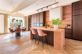 <p>In een zijstraat van de Antwerpse Marnixplaats, temidden het bruisende Antwerpse Zuid, bevindt zich dit uitzonderlijk ingerichte duplexappartement/achterhuis. De gekozen materialen in combinatie met de zonnige terrassen en grote ruimtes maken van deze woning een échte parel.</p>
<p>De hoofdingang is aan de kant van de Lambermontstraat en het huis is bereikbaar via het voorliggende appartementsgebouw. Aan de voorkant van de woning is het eerste terras gelegen met voldoende ruimte voor de inrichting van een eet- en zitgedeelte. Bij het betreden van het eigendom bevindt u zich in de inkomhal met trap en directe toegang tot de kelderverdieping met ondergrondse parking. De woonkamer met open keuken werd zeer smaakvol ingericht en voorzien van een bio-ethanolhaard. De keuken werd volledig uitgerust met Quooker-kraan, afwasmachine, combi-oven, koelkast, diepvries en wijnkoeler. De fineer houten kasten geven een prachtig contrast met de roze travertin. Aan de keuken werd ook een berging voorzien en een koer. Op de eerste verdieping bevinden zich nog twee slaapkamers. Beiden hebben toegang tot het zonovergoten terras en een en-suite badkamer met douche. De grootste slaapkamer beschikt ook over een inloopdressing. Bovendien is er boven nog een berging en open ruimte die kan worden ingericht als bureau of derde slaapkamer.</p>
<p>Ondergrondse parkeerplaats verplicht bij aan te kopen aan €35.000,-</p>
<p>Bijzonderheden:</p>
<ul>
<li>Toplocatie - zeer rustig gelegen achterhuis</li>
<li>Uitzonderlijke afwerking en inrichting</li>
<li>2 slaapkamers met en-suite badkamer</li>
<li>3 buitenruimtes</li>
</ul>
<p>Voor meer informatie, ook na de kantooruren of tijdens het weekend, contacteer Ellen op 0474/84.54.29 of ellen@reds.be</p>