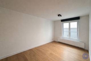 Beschrijving1-slpk appartement te huur in de leukste wijk van Antwerpen! Knusse leefruimte op parketvloer met aansluitend open keuken. Keuken...