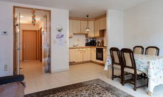 <p><strong>Instapklaar appartement met 2 slaapkamers, terras, parking en kelder.</strong></p><p></p><p>Op de eerste verdieping van een verzorgd appartementsgebouw bevindt zich dit aangename en instapklare appartement van <strong>74 m²</strong>.</p><p>Dankzij de praktische indeling, de gunstige ligging en de goede energiescore is deze eigendom zowel een ideale woonst als een interessante investering met een stabiele huuropbrengst.</p><p></p><p>Het appartement beschikt over een lichtrijke leefruimte met open, ingerichte keuken. De inkomhal geeft toegang tot een praktische berging, een afzonderlijk toilet en de badkamer. Verder zijn er twee volwaardige slaapkamers, waarvan de ruime hoofdslaapkamer rechtstreeks toegang biedt tot het privatieve terras.</p><p></p><p>Achter het gebouw bevindt zich een aangename gemeenschappelijke tuin, waar bewoners kunnen genieten van een groene en rustige omgeving.</p><p></p><p>Bovendien beschikt het appartement over een private kelder en een privatieve autostaanplaats op het gelijkvloers. Beide zijn inbegrepen in de verkoopprijs.</p><p></p><p>Het appartement is momenteel verhuurd en vormt daardoor ook een interessante opportuniteit voor investeerders.</p><p></p><p><strong>EPC 198 kWh/m² jaar (label B)</strong><br /><strong>Elektrische installatie conform</strong><br /><strong>Asbestveilig</strong></p>