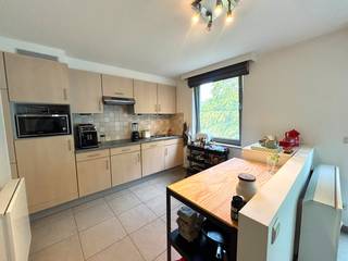 Dit instapklare appartement is rustig gelegen in Hasselt, op korte afstand van het centrum. Dankzij de praktische indeling, twee slaapkamers, het terras en de garage biedt het appartement alle nodige comfort.<br /><br />Verdiep +2: <br />- inkomhal<br />- ruime leefruimte<br />- keuken<br />- 2 slaapkamers <br />- badkamer<br />- berging<br />- apart toilet<br />- terras<br /><br />Verdiep -1: <br />- Garage <br /><br />Algemeen:<br />- bewoonbare oppervlakte: 85 m²<br />- individuele verwarming op aardgas<br />- EPC-label B<br />- rustige ligging nabij het centrum van Hasselt<br />- onmiddellijk beschikbaar<br /><br />Dit appartement in Hasselt is ideaal voor wie op zoek is naar een comfortabele woonst met twee slaapkamers en een goede bereikbaarheid. Het centrum van Hasselt, winkels, horeca en andere voorzieningen bevinden zich op korte afstand.<br /><br />De snelste manier om een bezoek te brengen aan dit appartement? Vraag je bezoek aan via de rode knop op onze website (www.dewaele.com). Telefonisch kunnen er geen afspraken gemaakt worden.<br /><br />Bij andere vragen kun je ons telefonisch contacteren via 011 30 50 50.