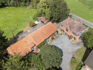 U wenst uw droomproject te realiseren? U zoekt een combinatie van landelijke wonen en hippisch vastgoed? Lees dan verder!Deze authentieke vrijstaande...