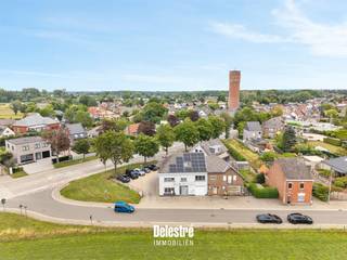 Deze solide eigendommen zijn gelegen op een perceel van 10 a 42 ca (454 m² + 588 m²) aan de drukke Gentsesteenweg, op een uitstekend...