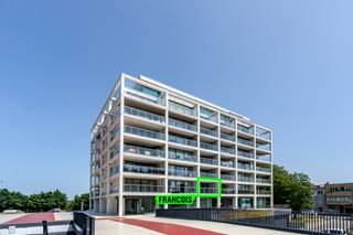 Op de eerste verdieping van Residentie INFINITY III in Mariakerke (Oostende) ontdek je dit energiezuinige en instapklare appartement met EPC-label A. Dankzij de lichtrijke leefruimtes, kwalitatieve afwerking en twee ruime zonneterrassen geniet je hier van comfortabel wonen aan de kust.<br /><br />Bij het binnenkomen tref je een verzorgde inkomhal met vestiairekast en apart toilet. De gezellige woonkamer met open zicht geeft uit op het eerste zonneterras – een ideale plek om ’s ochtends te genieten van een kopje koffie. De open, volledig ingerichte keuken sluit mooi aan op een praktische berging.<br /><br />Verder biedt het appartement twee comfortabele slaapkamers die beiden toegang geven tot een breed achterterras, perfect om ’s avonds tot rust te komen. De badkamer is uitgerust met een ligbad/douchecombinatie en lavabo.<br /><br />Ligging<br /><br />Dit appartement bevindt zich op een toplocatie in Mariakerke (Oostende), op wandelafstand van tram- en bushaltes, winkels, bakker en supermarkt. Bovendien woon je op een boogscheut van het strand en het centrum van Oostende – een ideale combinatie van rust, bereikbaarheid en comfort.<br /><br />Benieuwd om dit lichtrijke en instapklare appartement zelf te ontdekken?<br /><br />Contacteer Immo Francois via 0474 05 59 25 en plan vandaag nog je bezoek.<br /><br />Woning verkopen in Oostende? Vraag je gratis schatting aan bij Immo Francois, jouw lokale makelaar.<br /><br />