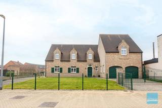 Deze open bebouwing ligt in een rustige straat en op een terrein van net geen 17 are.<br />Deze villa biedt maar liefst 403 m² bewoonbare oppervlakte, heeft een zeer goede indeling en is bovendien voorzien van alle comfort.<br />Gelijkvloers bieden alle leefruimtes, zowel woonkamer als keuken een mooi zicht op de tuin. Er is een grote, dubbele garage met wasplaats. <br />Tevens is er nog een slaapkamer, badkamer, bureau en apart toilet.<br />Op de bovenverdieping vind je 2 grote slaapkamers, apart toilet, een nog niet afgewerkte badkamer en een zolderruimte, die mogelijkheid biedt tot 2 extra slaapkamers.<br />Vernieuwde hoogrendementsketel is een extra troef.<br />Kortom alles wat u van uw ideale gezinswoning verwacht.<br />Graag een bezoekje? <br />Bellen naar 052/52.80.30 of mailen naar info@goemanvastgoed.be