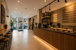 Op een absolute toplocatie aan de Oude Vest, in de meest bruisende winkelstraat van Dendermonde, bevindt zich dit volledig gerenoveerd handelspand met woonst. Dankzij de uitstekende commerciële ligging en de hoge passage is dit pand een unieke opportuniteit voor zelfstandigen, vrije beroepen én investeerders.<br />De centrale ligging combineert een goede zichtbaarheid en een uitzonderlijke bereikbaarheid. Alle voorzieningen zoals winkels, scholen, supermarkten, horeca en openbaar vervoer bevinden zich op wandelafstand. Wenst u meer info: bel 0471380036 of mail naar anne@ocvastgoed.be. <br /><br /><strong>Veelzijdige handelsruimte voor schoonheidsverzorging, kapper, (immo)kantoor, broodjeszaak, ... (voorbeelden AI) </strong><br /><strong>Indeling handelsgelijkvloers:</strong> lichtrijke handelsruimte van ongeveer 50 m², gastentoilet, achterliggende berging met wastafel (15 m²) met rechtstreekse toegang tot een gezellige stadstuin van circa 35 m², ideaal als ontspanningsruimte of extra troef voor klanten en medewerkers.<br /><br /><strong>Eerste verdieping - comfortabel wonen:</strong><br />De eerste verdieping omvat een ruime, lichtrijke leefruimte (28 m²) met een volledig ingerichte keuken (12 m²). Op de tweede verdieping bevinden zich twee volwaardige slaapkamers (19 m²/22 m²) en een prachtige badkamer voorzien van inloopdouche en dubbele wastafel.<br /><br /><strong>Troeven</strong><br />- Energiezuinig dankzij warmtepomp en airconditioning<br />- Combinatie van wonen en werken onder één dak<br />- Investeringspand of handelswoning<br />- Toplocatie! <br />- Stadstuin aanwezig<br /><br />Technische gegevens: EPC label 271 kWh, conforme elektriciteit, stedenbouwkundige inlichtingen in aanvraag sinds 7 juli 2026<br />Maak uw afspraak nu voor de bezoekdag op zaterdag 1 augustus! <br />
