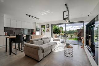 HET EERSTE BEZOEKMOMENT IS VOLZET. Bent u op zoek naar een instapklaar appartement met een unieke ligging? Dit recente gelijkvloerse...