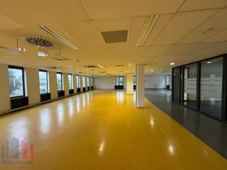 Deze kantoorruimte met een totale oppervlakte van 1.470 m² is ideaal voor bedrijven die op zoek zijn naar een strategisch gelegen en flexibel inzetbare werkomgeving. Dankzij de ligging vlak bij de <strong>E40,</strong> de Brusselse Ring <strong>R0</strong> en de <strong>A201</strong> richting Brussels Airport geniet het gebouw van een uitstekende bereikbaarheid, terwijl de luchthaven zich op slechts 5 km bevindt.<br /><br />Het gebouw beschikt over ruime <strong>opslagruimtes van 607 m² tot 2.957 m²,</strong> gecombineerd met <strong>kantooroppervlaktes van 227 m² tot 3.717 m².</strong> Ideaal voor ondernemingen die behoefte hebben aan een efficiënte combinatie van logistiek, flexibiliteit en een professionele werkomgeving.<br /><br />De <strong>kantoorruimtes</strong> bieden een lichte en efficiënte werkomgeving met grote raampartijen die zorgen voor veel natuurlijk licht. Het verlaagde systeemplafond is uitgerust met geïntegreerde LED-verlichting, ventilatie en HVAC-installatie met luchtverdeling voor een optimale luchtcirculatie. De flexibele indeling maken het eenvoudig om zowel open werkplekken als afgesloten vergaderruimtes te creëren. <br /><br />De verschillende units kunnen bovendien flexibel gecombineerd worden met <strong>magazijnruimtes </strong>waardoor het gebouw zich moeiteloos aanpast aan uiteenlopende bedrijfsnoden.<br /><br />De <strong>magazijnruimte</strong> geniet van een <strong>vrije hoogte van 8,5 m</strong> en is ideaal voor logistieke of industriële activiteiten. De eerste magazijn is momenteel ingericht met verlaagde plafonds, binnenwanden en bijkomende voorzieningen, maar kan eenvoudig worden teruggebracht naar een klassieke, open opslagruimte.<br /><br />Op het terrein zijn ruime parkeermogelijkheden voorzien voor personeel en bezoekers, wat de toegankelijkheid nog verder versterkt. Het volledige complex is <strong>onmiddellijk beschikbaar</strong> en vormt een ideale oplossing voor bedrijven die willen groeien op een locatie met maximale zichtbaarheid en bereikbaarheid.<br /><br />Voor bijkomende inlichtingen, het lastenboek, plannen of een vrijblijvend plaatsbezoek kan je terecht bij <strong>PANORAMA B2B</strong> op <strong>0477 09 00 09</strong>