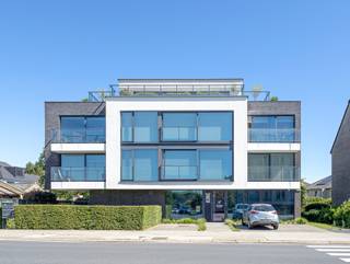 <p><strong>À la recherche d’un appartement spacieux, lumineux et économe en énergie, idéalement situé ? </strong>Cet élégant appartement d’environ 77 m², situé au deuxième étage d’un immeuble récent construit en 2017 et équipé d’un ascenseur, ne manquera pas de vous séduire.</p><p></p><p>Dès l’entrée, vous êtes accueilli par un vaste hall d’entrée avec une toilette. Le séjour agréable est baigné de lumière naturelle grâce aux grandes baies vitrées et s’ouvre harmonieusement sur une cuisine ouverte entièrement équipée. Cette cuisine moderne offre tout le confort contemporain. Depuis le séjour, vous accédez directement à une agréable terrasse.</p><p></p><p>L’appartement comprend également deux chambres à coucher de belles dimensions, une élégante salle de douche avec douche à l’italienne et meuble lavabo, ainsi qu’un espace de rangement pratique avec raccordements pour machine à laver et sèche-linge.</p><p></p><p>Un atout supplémentaire : un garage fermé avec porte automatique, pouvant accueillir une voiture. Celui-ci doit être acquis obligatoirement au prix de 30.000 €.</p><p></p><p>La situation est également un véritable point fort : idéalement situé à Grand-Bigard, à distance de marche des écoles, commerces et transports en commun. Grâce à son excellente accessibilité et à la proximité de toutes les commodités quotidiennes, vous profiterez ici d’un cadre de vie particulièrement confortable.</p><p></p><p>En résumé, un appartement prêt à emménager qui combine parfaitement espace, confort, efficacité énergétique et excellente localisation.</p><p></p><p><strong>Intéressé(e) ? Contactez dès aujourd’hui Living Stone pour organiser votre visite !</strong></p>