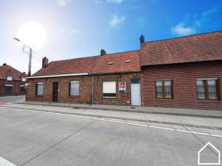 Te renoveren woning in Langemark-Poelkapelle biedt een tal van mogelijkheden<br /><br />Ontdek de vastgoedvideo; https://youtube.com/embed/EBzr-rnVY-E<br /><br />Indeling;<br /><br />Inkom (3,6m) - leefruimte met hout cassette (30,65m) - berging onder de trap (1,3m) - keuken (16,62m) - badkamer met ligbad en enkele wastafel (3,7m) - toilet - wasberging (14,67m) - terras - tuin (81m²) <br /><br />1ste verdieping;<br /><br />2 slaapkamers (10m - 14,27m) <br /><br />2de verdieping;<br /><br />Zolder