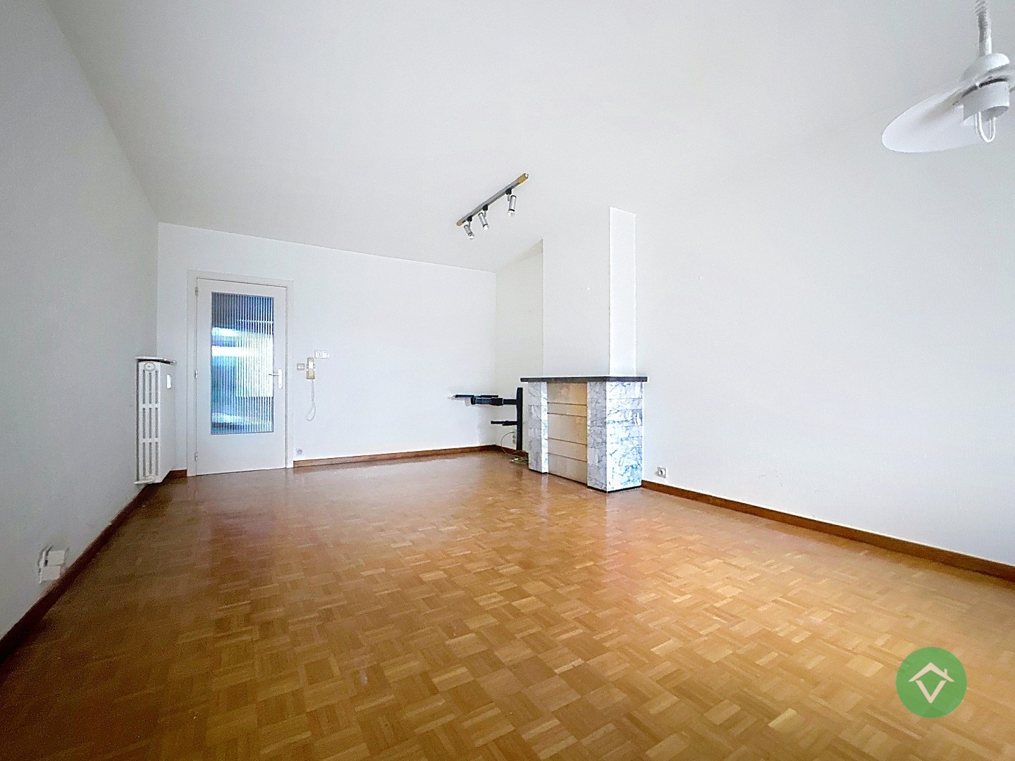 Gelijkvloers appartement met autostandplaats en garage te Roeselare - foto 2