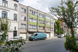 <p>Welkom in dit instapklare appartement vlakbij het historisch centrum en op enkele stappen van Dok Noord. Vlotte verbinding naar de stadsring en met het openbaar vervoer.</p>
<p>De ingang van het appartementsgebouw is gelegen in de Sint-Salvatorstraat en het appartement ligt aan de kant van Meerhem, een rustige straat zonder tram.</p>
<p>De indeling is als volgt:</p>
<p>Inkom hal met ruimte voor een vestiaire kast. Verder is er de complete keuken en leefruimte die uitkomt op Meerhem. Tussenin de slaapkamers is de badkamer met toilet en douche. In één van de slaapkamers staat de elektrische boiler voor warm water.</p>
<p>Daarnaast beschikt het appartement over een fietsenberging met toegang via Meerhem.</p>
<p>Beschikbaar bij akte.</p>
<p>Contacteer Top Vastgoed voor een bezoek op 0475 700 700.</p>