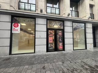 Commercial property of approximately 220m² for rent in a prime location in Kortrijk. The building is located near the Schouwburgplein and the...