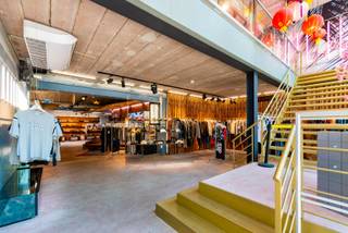 Ontdek dit commercieel gelijkvloers van ca. 250 m², inclusief een ruime kelder (ca. 60 m²) en een mezzanine, ideaal voor stock, bureau of extra commerciële invulling. Gelegen in een levendige en trendy winkelbuurt tussen de populaire Nationalestraat en Kammenstraat, omringd door gevestigde namen zoals Bar Theo, Sissy Boy, Renaissance, ...<br /><br />Dit pand, momenteel gehuurd door de modezaak VIER, biedt tal van mogelijkheden en is geschikt voor uiteenlopende commerciële activiteiten.<br /><br />Interesse? Neem vandaag nog contact met ons op voor meer info of een bezichtiging!