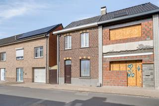<p><span>Te renoveren woning in Eine.</span></p><p><span> </span></p><p><span>INDELING</span></p><p><span>Op de gelijkvloerse verdieping omvat de woning een inkomhal, een living en eetplaats, een keuken, een veranda en badkamer.</span></p><p><span>Verder zijn er koterijen en een (droge) kelder.</span></p><p><span>Op de verdieping zijn er 2 slaapkamers.</span></p><p><span>Er is een vaste trap naar de zolder waar nog 2 kamers kunnen bijgemaakt worden.</span></p><p><span>Achteraan de woning is er een tuin die toegankelijk is via de naastliggende doorgang.</span></p><p><span> </span></p><p><span>LIGGING</span></p><p><span>Centraal gelegen in Eine met snelle aansluiting naar N60 en station.</span></p><p><span> </span></p><p><span>PRAKTISCH</span></p><p><span>Voor meer info en/of afspraak bel Eefje van Immo D'hondt 0498 88 88 89</span></p>