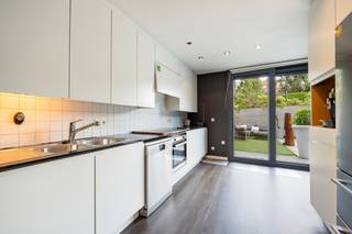 Deze instapklare halfopen bebouwing, gelegen op een perceel van 300 m² aan de rand van het Nachtgalenpark, combineert grote volumes met...
