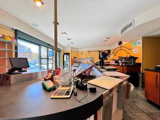 Wie werken en wonen wenst te combineren is hier aan het goede adres!Heel ruim handelspand met woning (3 slaapkamers)EN een nieuwbouw appartement  (2...