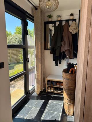 Oostduinkerke - TOP afgewerkte villa op een mooi en goed georiënteerd en afgesloten perceel.Indeling: inkomhal met apart toilet; toegang tot de...
