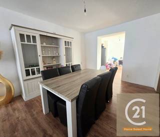 Deze woning op de begane grond combineert modern comfort met een bevoorrechte ligging. <br />Bij binnenkomst treedt u een lichte leefruimte binnen met een praktische en aangename indeling. De keuken komt uit op een eigen binnenplaats, perfect om te genieten van mooie dagen, een etentje met vrienden te organiseren of gewoon in alle rust te ontspannen.<br />Het appartement heeft twee slaapkamers, een badkamer, twee aparte toiletten en een keuken die u zelf kunt kiezen op basis van uw dagelijkse gewoonten en behoeften. De nieuwe kozijnen met elektrische rolluiken zorgen voor een uitstekende geluids- en warmte-isolatie, wat bijdraagt aan een energiezuinig gebouw en lagere energierekeningen.<br />Een andere zeldzame troef in het stadscentrum: een privégarage is verplicht bij het appartement inbegrepen voor 21.000 € extra, waardoor u altijd verzekerd bent van een veilige parkeerplaats.<br />Dankzij de ligging in het hart van Vilvoorde zijn alle voorzieningen direct bereikbaar: winkels, scholen, openbaar vervoer en belangrijke verkeersaders. Dit appartement is een ideale kans voor een koppel, een klein gezin of een investeerder die op zoek is naar een woning zonder renovatiewerkzaamheden, die comfort, functionaliteit en rendement combineert.<br />Voor meer informatie kunt u onmiddellijk contact met ons opnemen en onze website www.Century21hsh.be bezoeken.