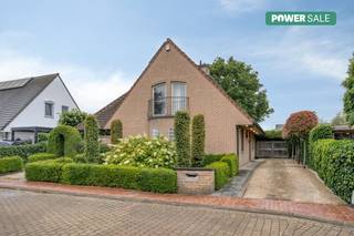 Bezoekdag op 09/09! De geadverteerde prijs is een instelprijs. <br /><br />Gelegen in een cul-de-sac residentiële wijk, profiteert deze instapklare villa van een schitterende locatie. Alle nodige faciliteiten bevinden zich in de dichte nabijheid (Brugge centrum, invalswegen, handelszaken, scholen,...). De woning is gelegen op een perceel van 729 m² met zonnige zuidwestelijke oriëntatie. <br /><br />Indeling als volgt:<br />Gelijkvloers:<br />- Inkomhal met vestiaire en gastentoilet<br />- Leefruimte met gashaard en zicht op de tuin<br />- Ruime hoogwaardige keuken voorzien van alle toestellen<br />- Polyvalente ruimte (bureau, slaapkamer, hobbyruimte,...)<br />- Wasplaats/berging<br /><br />1ste verdiep:<br />- Nachthall<br />- 4 slaapkamers (waarvan 1 met aansluitende dressing)<br />- 2 badkamers<br />- Toilet<br /><br />Extra's:<br />- Knap aangelegde tuin <br />- Ruime oprit met voldoende parkeergelegenheid<br />- Aparte staanplaats met laadpaal<br />- Zolder goed voor stockage<br />- Carport <br /><br /><br /><br /><br />Bestuursmaatregelen in het maatregelenregister: in aanvraag