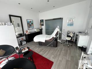 Kantoor- of winkelruimte in het centrum van Wellen.Indeling:Ruime inkomhal/wachtzaal.Aan de linkerzijde 2 grote kantoren die momenteel gescheiden...