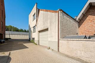 <p><u><strong>Te koop:</strong></u> halfopen handelspand in het centrum van Kortenberg, op wandelafstand van bus en treinstation.<br /><br />Dit karaktervolle handelspand, gebouwd tussen 1900 en 1918, biedt een uitzonderlijke combinatie van commerciële ruimte en ruime opslagmogelijkheden. Gelegen aan de Stationsstraat, geniet u van een uitstekende zichtbaarheid en een vlotte verbinding met openbaar vervoer. Dankzij de centrale ligging in Kortenberg bereikt u klanten en leveranciers moeiteloos.<br /><br /><u><strong>Belangrijkste ruimtes:</strong></u><br />• Polyvalente ruimte (56 m²)<br />• Polyvalente ruimte (30 m²)<br />• Stookruimte (7 m²)<br />• Toilet<br />• Bureel (14 m²), geschikt als kantoor<br />• Bureel (13 m²), tweede kantoorruimte<br />• Hangar (106 m²), ruime opslag of werkplaats<br />• Polyvalente ruimte (30 m²)<br />• Polyvalente ruimte (70 m²)<br />• Atelier (38 m²), perfect voor productie of ambacht<br />• Keuken (3 m²)<br />• Inkomhal (6 m²)<br /><br /><u><strong>Troeven:</strong></u><br />• Handelspand met veel opslagruimte<br />• Vlotte bus- en treinverbinding<br />• Gelegen in het centrum van Kortenberg<br /><br />Meer informatie of een bezoek met Nicolas Geeraerts? Contacteer ons via +3223351115<br />JOUW DROOMHANDELSPAND. ZO GEVONDEN!</p>