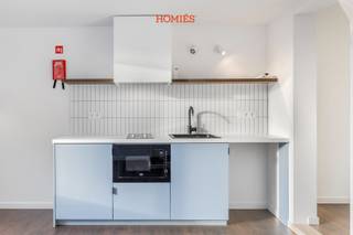 Deze gezellige en comfortabele woonst op de gelijkvloerse verdieping maakt deel uit van een authentiek gebouw met mooie uitstraling dat in 2025 volledig werd ontmanteld en gerenoveerd met zeer kwalitatieve uitrustingen, technieken en duurzame materialen. Deze studio / dit appartement is zeer energiezuinig (A label) met een lage ecologische voetafdruk, door gebruik te maken van o.a. doorgedreven isolatietechnieken van dak, vloeren, muren en ramen, met voorziening van kwalitatieve zonnepanelen in combinatie met duurzame warmtepompen, waarbij binnenunits voor verwarming én koeling zorgen voor dagdagelijks zorgeloos wooncomfort. De studio beschikt over een gezellige en praktische woonruimte met mezzanine, een volledig uitgeruste keuken en een aparte badkamer met douche, lavabo en wc. Achteraan het gebouw is, naast een fietsberging, tevens een gezellig stadstuintje waar de bewoners gebruik kunnen van maken. Belangrijke troef is tevens de uitstekende, rustige ligging op wandelafstand van het o.a. het centrum, het station, het Sluispark en alle nodige faciliteiten. Dat alles maakt deze woonst zeer geschikt voor o.a. alleenstaanden en koppels zonder kinderen. Heeft u vragen of wenst u een bezoek te plannen? Contacteer ons via info@homies.be of 016 22 82 22. HOMIÉS, an Eye for Immo.