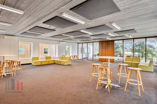 Fantastisch gelegen kantoorruimte van 250 m² te huur op slechts 1 km van de Rijksweg (N16) met een directe verbinding naar de A12 via afrit...