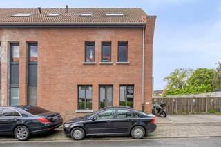 The bright living room provides a view and access to the garden. There is an open kitchen that is equipped with an induction stove, extractor,...