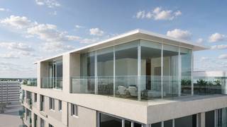 Uitzonderlijk nieuwbouwpenthouse met panoramisch frontaal zeezicht in MariakerkeOp een uitzonderlijke locatie in het geliefde Mariakerke, waar rust, zee en stadsleven naadloos samenkomen, verrijst dit exclusieve nieuwbouwpenthouse langs de Luxemburgstraat, op slechts enkele stappen van het strand en de zeedijk.Het project, ontworpen door de gerenommeerde Oostendse architecten van luum, maakt deel uit van de totaalrenovatie van een karaktervolle residentie en combineert tijdloze architectuur met hedendaags wooncomfort.Met een bewoonbare oppervlakte van ca. 160 m² en een rondom lopend zonneterras van meer dan 55 m² geniet u van een unieke woonbeleving. Dankzij de grote raampartijen en de hoekligging baadt elke ruimte in natuurlijk licht en geniet u van een prachtig panoramisch zeezicht.Het penthouse omvat hoge glaspartijen, een open keuken, drie volwaardige slaapkamers en drie badkamers. Vloerverwarming, passieve koeling, energiezuinige technieken en duurzame materialen zorgen voor optimaal comfort.Een extra troef is de mogelijkheid om zowel de indeling als de afwerking volledig te personaliseren, zodat deze woning perfect aansluit bij uw wensen en levensstijl.Pluspunten:- nieuwbouwpenthouse- mogelijkheid tot aankoop van een private berging- parkeermogelijkheden in de straat- hoogwaardige en energiezuinige afwerkingVerwachte start van de werken: september 2026.Contacteer ons voor meer informatie over deze unieke woonkans aan zee.Bestuursmaatregelen in het maatregelenregister: in aanvraag