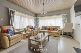 Interesse? Meer informatie op www.SWEVERS.be. - Deze open woning in het rustige Boekt ligt op een perceel van 483 m² en combineert een serene ligging met een uitstekende bereikbaarheid. Scholen, winkels, openbaar vervoer en de snelweg liggen nabij, terwijl recreatie zoals Circuit Zolder en natuurgebied De Wijers vlot bereikbaar zijn. De woning uit 1970 biedt 178 m² bewoonbare oppervlakte met lichtrijke leefruimtes, een warme living met open haard en een keuken met toegang tot de tuin. Op het gelijkvloers zijn drie ruime slaapkamers en een functionele badkamer aanwezig, terwijl de vaste trap naar de zolder extra mogelijkheden biedt.<br /><br />Dit pand is onderworpen aan de renovatieverplichting van de Vlaamse overheid voor residentiële gebouwen (behoudens bij sloop binnen 5 jaar na de aankoop). Consulteer voor meer informatie de website van het Vlaams Energie- en Klimaatagentschap via https://www.vlaanderen.be/een-huis-of-appartement-kopen/renovatieverplichting-voor-residentiele-gebouwen.<br /><br />Daarnaast beschikt de woning over praktische troeven zoals een kruipkelder en een zeer ruime inpandige garage van 46 m² met recente elektrische poort. Belangrijke vernieuwingswerken werden reeds uitgevoerd, zoals het vernieuwde dak (2007), nieuwe gevelafwerking en spouwmuurisolatie (2024), wat bijdraagt aan de duurzaamheid. De zuidoostelijke oriëntatie zorgt voor veel zon in de tuin. Met haar solide structuur, grote ruimtes en talrijke uitbreidingsmogelijkheden vormt deze woning een ideale basis voor wie wil opfrissen naar eigen smaak en wonen in een gewilde, residentiële omgeving. Bel ons vandaag nog voor een persoonlijke rondleiding. Wij van Swevers Real Estate helpen je maar al te graag verder. tel. 011 255 155. Bron bewoonbare oppervlakte: EPC-verslag.