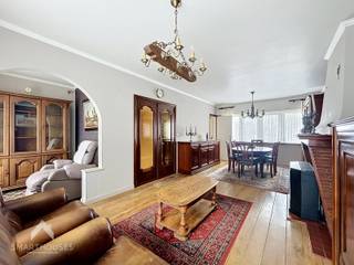 <p>Kloeke woning op een rustige doch centrale locatie bestaande uit een inkomhal, garage, bureel/slaapkamer, hal met afzonderlijk toilet en een zon georiënteerde tuin met terras.</p>
<p>Op het eerste verdiep is een gezellige leefruimte met eet-en zithoek, ingerichte keuken en een terras.</p>
<p>Het 2<sup>de</sup> verdiep is ingedeeld met 2 ruime slaapkamers, ingerichte badkamer (ligbad met douchemogelijkheid, toilet en lavabomeubel) en een trapluik naar de geïsoleerde zolder die mits het plaatsen van een trap kan afgewerkt worden als extra slaapkamer.</p>
<p>Extra troeven:</p>
<ul>
<li>Regenwaterput</li>
<li>Dubbele beglazing</li>
<li>Parkeergelegenheid voor de woning</li>
<li>In de nabijheid van scholen, winkels en openbaar vervoer</li>
</ul>
<p>Deze woning is te koop ZONDER makelaar via het concept van Smart Houses! Verdere inlichtingen of bezoek? Contacteer rechtstreeks de eigenaar via 0494/18.73.40</p>