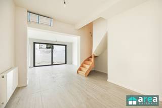 <p><span>Bent u op zoek naar een </span><span>volledig gerenoveerde, energiezuinige en instapklare gezinswoning</span><span>? Dan is deze woning aan de </span><span>Aartselaarstraat 237 te Hoboken</span><span> zeker een bezoek waard!</span></p><p><span>De woning werd totaal gerenoveerd en combineert een moderne afwerking met een uitstekende energieprestatie. Met een bewoonbare oppervlakte van ca. </span><span>131 m²</span><span>, 3 slaapkamers en een aangename koer biedt deze woning alle comfort voor een gezin.</span></p><p><span>Grootste troeven:</span></p><ul><li><span>Volledig gerenoveerd & instapklaar</span></li><li><span>EPC A</span></li><li><span>3 slaapkamers</span></li><li><span>Bewoonbare oppervlakte ca. 131 m²</span></li><li><span>Elektriciteit conform</span></li><li><span>Zonnepanelen</span></li><li><span>Hoogrendementsglas</span></li><li><span>Volledig geïnstalleerde keuken met </span><span>AEG-toestellen</span></li><li><span>Aangename koer</span></li></ul><p><span>Indeling:</span></p><p><span>Gelijkvloers:</span><span> Via de inkomhal, voorzien van een afzonderlijk toilet, betreedt u de woning. Vervolgens komt u terecht in de volledig geïnstalleerde keuken met AEG-toestellen, die mooi aansluit op de eetruimte en living. Vanuit de living heeft u rechtstreeks toegang tot de koer.</span></p><p><span>1ste verdieping:</span><span> Hier bevinden zich </span><span>1 ruime slaapkamer</span><span> en de badkamer.</span></p><p><span>2de verdieping:</span><span> Op de bovenste verdieping bevinden zich nog </span><span>2 volwaardige slaapkamers</span><span>.</span></p><p><span>Dankzij de totaalrenovatie, het </span><span>EPC-label A</span><span>, de zonnepanelen en het hoogrendementsglas geniet u van een energiezuinige woning die volledig klaar is voor haar nieuwe bewoners.</span></p><p><span>Voor meer informatie kan u terecht bij </span><span>Area Partners: <span>INFO@area.be</span></span><span> of 03/284.60.60</span><span>.</span></p>