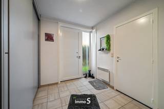 Gelegen in een residentiële rustige wijk te Oostende vindt u deze op te frissen villa.<br /><br />De woning beschikt over een lichtrijke leefruimte met zicht op de ZW-georiënteerde tuin en is voorzien van een praktische keuken met aparte eetplaats, 3 volwaardige slaapkamers en een ruime badkamer.<br />Buiten geniet u van de tuin waar het heerlijk vertoeven is in alle rust. Daarnaast beschikt de woning over een garage en oprit.<br />Winkels, scholen, openbaar vervoer en het stadscentrum bevinden zich in de nabije omgeving, alsook geniet u van een vlotte verbinding met de E40.<br /><br />Bent u op zoek naar een alleenstaande woning met ruimte en een goede ligging in Oostende? Contacteer ons voor een bezoek.<br /><br />(wg,vg,vv,gvkr,gmo, epc: E uc:3644585-1, P-score: D, G-score: B)