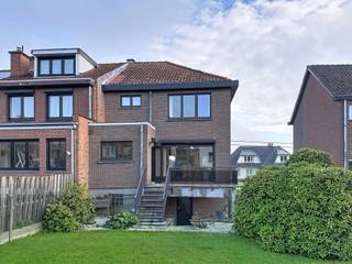 <p><span>Op een rustige en gunstige locatie in Dilbeek, nabij belangrijke invalswegen, winkels, scholen en openbaar vervoer, bevindt zich deze ruime halfopen bel-etagewoning met een totale oppervlakte van ca. 178 m² op een perceel van ca. 300 m².</span></p>
<p><span>De woning beschikt op de eerste verdieping over een lichtrijke woonkamer met gezellige open haard, een aparte eetruimte en een volledig ingerichte keuken met toegang tot het terras. Op de tweede verdieping bevinden zich drie slaapkamers en een badkamer. Daarnaast is er een praktische zolderruimte aanwezig.</span></p>
<p><span>Een absolute troef is de ruime inpandige dubbele garage, aangevuld met extra bergruimte en parkeermogelijkheden voor de woning.</span></p>
<p><span>Buiten geniet u van een mooi aangelegde, zuidwestgerichte tuin waar u in alle rust van de namiddag- en avondzon kunt genieten.</span></p>
<p><span>Dankzij de royale ruimtes, de uitstekende bereikbaarheid en de mogelijkheden om de woning verder naar eigen smaak in te richten, is dit de ideale gezinswoning!</span></p>
<p><strong><span>Ontdek zelf de troeven van deze woning en plan vandaag nog uw bezoek!</span></strong></p>
<p><span>IMMO STORE</span><br /><span>02/203.03.03</span><br /><span>info@immo-store.be</span><br /><span>www.immo-store.be</span></p>