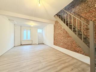 Deze toffe rijwoning is ideaal voor starters! Ze beschikt op het gelijkvloers over een aangename leefruimte, deels ingerichte keuken,...