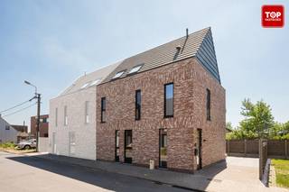 <span>Deze energiezuinige nieuwbouwwoning is de ideale keuze voor wie modern wooncomfort wil combineren met duurzame technologie.</span><br /><br /><span>Gelegen in een rustige, maar vlot bereikbare buurt, bevindt u zich op wandelafstand van het centrum van Ertvelde en geniet u van een uitstekende verbinding met de R4. Ook het openbaar vervoer is dichtbij, wat zorgt voor extra mobiliteit.</span><br /><br /><span>Bij het betreden van de woning komt u in een ruime inkomhal met gastentoilet. De lichtrijke woonkamer met eet- en zitgedeelte sluit naadloos aan op de volledig ingerichte op maat gemaakte keuken met lades, voorzien van alle hedendaagse toestellen. Een extra troef is de praktische bijkeuken met rechtstreekse toegang tot de tuin.</span><br /><br /><span>De woning beschikt over vier ruime slaapkamers en een moderne badkamer, uitgerust met een dubbele lavabo, een ligbad en een inloopdouche.</span><br /><br /><span>Met een E-peil van 28 en zes zonnepanelen is de woning bijzonder energiezuinig. Als ook is er in elke kamer vloerverwarming aanwezig.</span><br /><br /><span>De zonnige tuin is perfect georiënteerd op het zuiden en biedt tal van mogelijkheden om buiten te genieten.</span><br /><br /><span>Troeven</span><br /><br /><span>- Geen extra BTW</span><br /><span>- Airconditioning</span><br /><span>- Zeer energiezuinig</span><br /><span>- Zonnepannelen</span><br /><span>- Waterput( 5000 L)</span><br /><br /><span>De woning is beschikbaar bij akte.</span><br /><br /><span>Interesse? Neem contact op met Top Vastgoed voor een bezoek via 0475 700 700.</span>