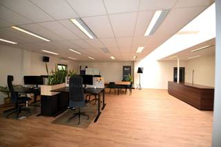 Deze veelzijdige kantoorruimte in de Spijker 55 in Essen is perfect gelegen voor maximale zichtbaarheid en bereikbaarheid. De ruimte beschikt over een uitnodigende etalage aan de voorzijde, ideaal voor product presentatie of branding. Binnenin vind je een toonzaal en meerdere afzonderlijke kantoren, die flexibel ingedeeld kunnen worden, evenals een volledig uitgeruste keuken. Met de parking vooraan is er altijd voldoende plaats voor klanten en medewerkers. Dankzij de uitstekende ligging is dit een ideale vestigingsplek voor uw bedrijf. Huurprijs €1.823,00 (Excl. BTW) voor de burelen en €1.215,00 (Incl. BTW) voor de opslagruimte. In totaal €3.420,83. EPC label X. Dak + buitengevel geïsoleerd, nieuwe ramen en airco's.<br /><br />EPC label X:<br />Het energielabel voor niet-residentiële eenheden is gebaseerd op de gemeten hoeveelheid hernieuwbaar energiegebruik en restwarmtegebruik ten opzichte van het totale energiegebruik. Voor deze eenheid werd geen gebruik van hernieuwbare energie of restwarmte opgemeten, het label kan dus niet bepaald worden. Om in de toekomst een minimaal label te halen, zal u moeten investeren in hernieuwbare technieken of recuperatie van restwarmte of het opmeten van deze installaties. Uw energiedeskundige kan u hierover adviseren. In afwachting van het energielabel geeft de energiescore (p. 3) een indicatie van de theoretische prestatie van de eenheid (schil en installaties).