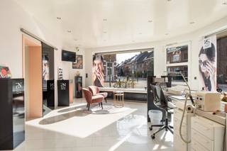 Gerenoveerd hoekpand met etalage en potentieelGelegen op de hoek van de Lageweg 2 in een rustige woonwijk geniet dit commercieel pand van een goede...