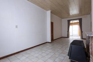 Te vernieuwen rijwoning met 2 slaapkamers in het centrum.  Inkomhal, woonkamer doorlopend naar leefkeuken met toegang naar koertje met berging, badkamer (lavabo in meubel, douche en toilet).  Kelderberging.  Op de verdieping: 2 slaapkamers.  Aangezien de woning energielabel F heeft, dient u de woning naar minimaal label D te brengen binnen 6 jaar na aankoop.  De rennovatieplicht is van toepassing.