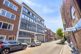 <p><span>Op zoek naar een modern appartement met veel lichtinval en een uitstekende ligging binnen Leuven? Dan is dit volledig gerenoveerde appartement zeker een bezoek waard!</span></p><p><span> </span></p><p><span>Dit appartement bevindt zich op de bovenste verdieping van een kleinschalig appartementsgebouw uit 1969, dat in 2021 een totaalrenovatie onderging. Via de vernieuwde lift of trappenhal bereikt u vlot het appartement.</span></p><p><span> </span></p><p><span>De inkomhal bestaat uit een gastentoilet, ingebouwde kasten en een handige extra bergruimte. Er is een lichtrijke leefruimte met veel raampartijen. De leefruimte omvat een zithoek, eetplaats en moderne keuken. Deze open keuken met kookeiland is uitgerust met kwalitatieve Siemens-toestellen, waaronder een inductiekookplaat, combi-oven, koelkast met vriesvak, en vaatwasser. Aansluitend is er een praktische tweede berging met aansluiting voor wasmachine en droogkast.</span></p><p><span> </span></p><p><span>Het appartement beschikt over twee volwaardige slaapkamers van respectievelijk 16m² en 14m². Eén van de slaapkamers geeft toegang tot het zonnige, zuidoostgerichte terras. De stijlvolle badkamer is afgewerkt met een ruime regendouche en dubbele wastafel.</span></p><p><span> </span></p><p><span>Ook aan bergruimte werd gedacht, naast de bergingen in het appartement, beschikt u in de ondergrondse verdieping nog over een privatieve, droge kelder. Daarnaast bestaat er de mogelijkheid om een huurovereenkomst over te nemen van een staanplaats in de nabije omgeving.</span></p><p><span> </span></p><p><span>Bent u op zoek naar een recent gerenoveerd appartement binnen de ring van Leuven? Contacteer ons gerust voor een bezoek via 016 15 31 15 of info@immolivit.be </span></p>