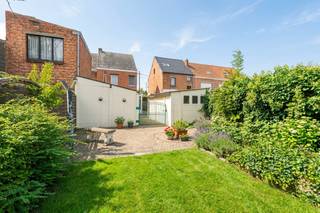 <p>Charmante halfopen woning in Lebbeke, vlak bij openbaar vervoer en invalswegen.</p>
<p>Deze woning uit 1931 combineert een groene ligging met een praktische bereikbaarheid nabij het station en alle voorzieningen. De ruime garage en grote oprit zorgen ervoor dat parkeren hier nooit een probleem is. Achteraan geniet je van een gezellige tuin met groen uitzicht en tal van mogelijkheden om te ontspannen, tuinieren of spelen. Binnen biedt de woning een lichtrijke leefruimte, drie slaapkamers en verschillende functionele ruimtes met veel potentieel voor wie graag naar eigen smaak moderniseert. Een interessante opportuniteit voor wie een huis wil kopen in een rustige en groene omgeving van Lebbeke.</p>
<p> </p>
<p>Belangrijkste ruimtes:<br />• Inkomhal met toegang tot de leefruimtes<br />• Ruime living (35 m²) met veel lichtinval<br />• Keuken (11 m²) met oven, elektrische kookplaat en ingemaakte kasten<br />• Veranda (7 m²) met zicht op de tuin<br />• Badkamer (11 m²) met ligbad, toilet en wastafel<br />• Berging (13 m²) met technische ruimte<br />• Garage (13 m²) met kantelpoort<br />• Gezellige tuin (499 m²) met groen uitzicht<br />• Slaapkamer (19 m²)<br />• Slaapkamer (10 m²)<br />• Slaapkamer (5 m²)<br />• Kelder (7 m²)</p>
<p>Troeven:<br />• Ruime garage en grote oprit voor meerdere wagens<br />• Grote tuin in een groene omgeving met open uitzicht<br />• Veel potentieel en vlotte verbinding nabij station en voorzieningen</p>
<p> </p>
<p>Neem vandaag nog contact op met je makelaar voor een bezoek.</p>
<p>JOUW DROOMHUIS. ZO GEVONDEN!</p>
